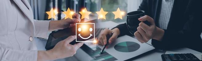 commentaires d'évaluation des clients. hommes en costume donnant un avis positif pour les enquêtes de satisfaction des clients. donnant une note de cinq étoiles. note de service, concept de satisfaction photo