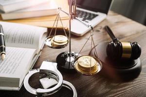 concept de justice et de droit. juge masculin dans une salle d'audience avec le marteau, travaillant avec, clavier d'ordinateur et d'accueil, lunettes, sur table à la lumière du matin photo