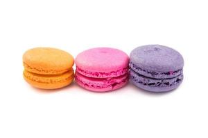 Variété de macarons colorés gros plan sur fond blanc photo