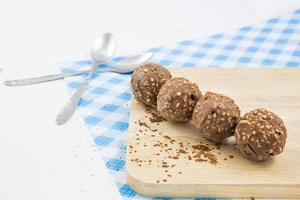 bonbons au chocolat aux amandes isolés sur bois. concept photo