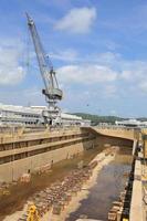 grue près d'une cale sèche couverte au chantier naval photo