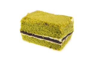 Thé vert matcha japonais gros plan cheesecake gâteau sur fond blanc photo