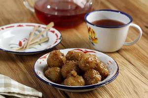 cilok est aci dicolok, nourriture de rue traditionnelle de l'ouest de java, à base de farine de tapioca ou d'aci. cilok est une collation de forme ronde avec une texture moelleuse, servie avec une sauce aux arachides photo