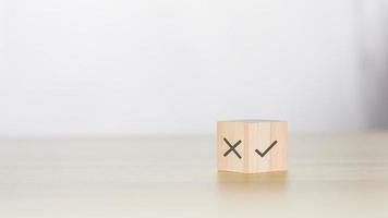 notion oui ou non. le symbole vrai ou faux sur un cube en bois. photo