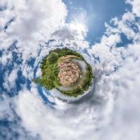 transformation de la petite planète du panorama sphérique à 360 degrés. vue aérienne abstraite sphérique dans le champ avec de beaux nuages impressionnants. courbure de l'espace. photo