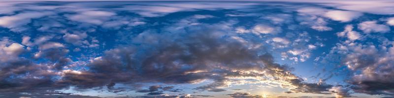 panorama hdri harmonieux vue d'angle à 360 degrés bleu ciel rose du soir avec de beaux nuages avant le coucher du soleil avec zénith pour une utilisation dans les graphiques 3d ou le développement de jeux comme dôme du ciel ou modification d'un tir de drone photo