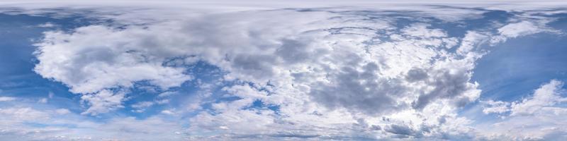 ciel bleu avec de beaux nuages moelleux sans sol. panorama hdri harmonieux vue d'angle à 360 degrés sans sol pour une utilisation dans les graphiques 3d ou le développement de jeux comme dôme du ciel ou modification d'un tir de drone photo