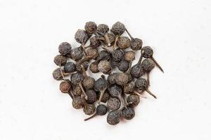 tas de cubeb de poivre à queue gros plan sur gris photo