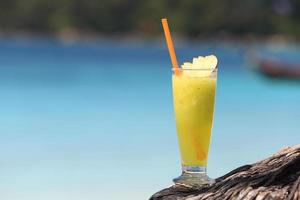 cocktail de fruits sur la plage d'une île tropicale photo