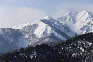 montagne couverte de neige à takayama au japon photo