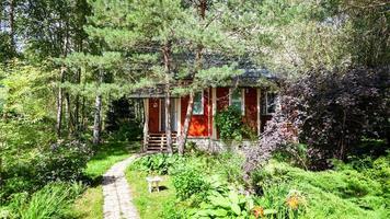 jardin d'ornement verdoyant avec maison de campagne en bois photo
