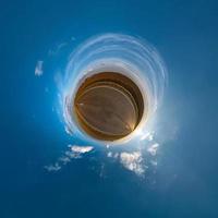 transformation de la petite planète du panorama sphérique à 360 degrés. vue aérienne abstraite sphérique dans le champ avec de superbes beaux nuages en soirée. courbure de l'espace. photo