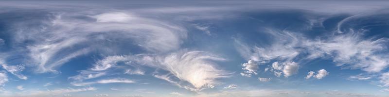 panorama hdri ciel bleu clair et harmonieux vue d'angle à 360 degrés avec zénith et beaux nuages à utiliser dans les graphiques 3d comme dôme du ciel ou modification d'un tir de drone photo