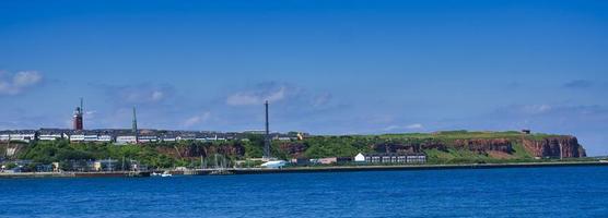 île d'heligoland avec un ciel bleu photo