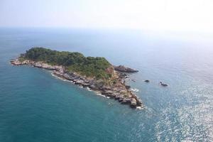 plage en vue grand angle, magnifique paysage marin de la célèbre destination touristique de thaïlande photo