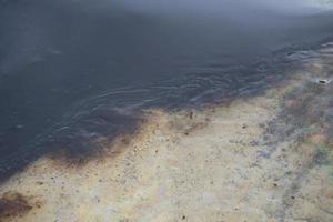 déversement de pétrole du golfe est illustré sur une plage photo