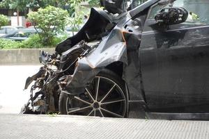 voiture noire endommagée par un accident de la route photo