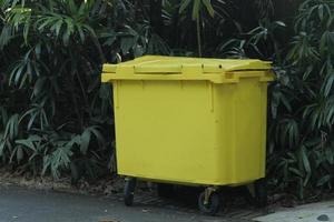 couleur jaune grandes poubelles en plein air photo