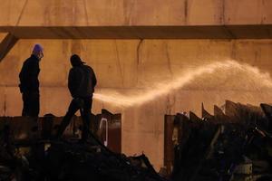 silhouettes de pompiers devant un incendie photo