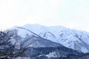 montagne couverte de neige à takayama au japon photo