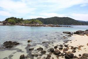 plage avec rochers et ciel bleu, thaïlande photo