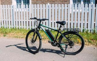 vélo électrique en été par une journée ensoleillée. le vélo électrique est un véhicule hybride moderne photo