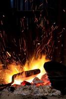 forger le feu dans la forge où sont fabriqués les outils en fer photo