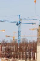 chantier de construction avec des cadres en acier en béton renforcé qui s'élèvent photo