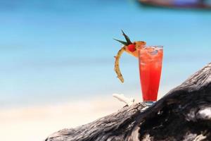 cocktail de fruits sur la plage d'une île tropicale photo