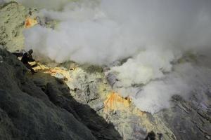 Mine de soufre à l'intérieur du cratère du volcan Ijen, East Java, Indonésie photo