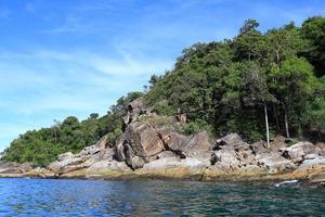 belle île contre le ciel bleu photo