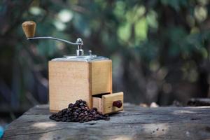 moulin à café et grains de café photo