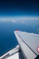 ciel bleu et nuages dans l'avion photo