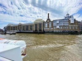 une vue sur la tamise près du pont de la tour photo