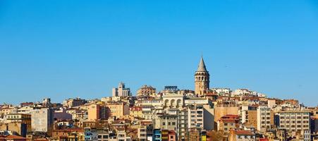 architecture historique du district de beyoglu et monument médiéval de la tour de galata à istanbul, turquie photo