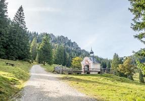 église en forêt photo