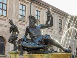 Fontaine de sculpture d'art à Residenz Munich photo