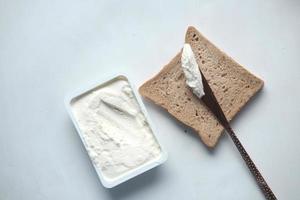 crème au fromage à faible teneur étalée sur un pain photo