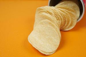 chips de pomme de terre renversant un paquet sur la table photo