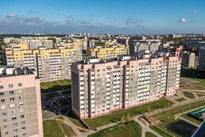 vue panoramique sur le nouveau quartier de construction de grande hauteur quartier résidentiel de développement urbain en journée ensoleillée d'automne à partir d'une vue à vol d'oiseau. photo