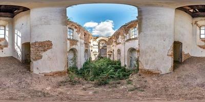 panorama hdri harmonieux et sphérique complet vue d'angle à 360 degrés à l'intérieur des structures en béton du bâtiment en ruine abandonné de l'église avec des buissons et des arbres à l'intérieur en projection équirectangulaire, contenu vr photo