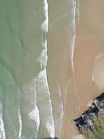 vagues roulantes sur la plage d'en haut photo