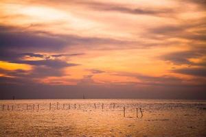 ciel coucher de soleil avec des nuages coucher de soleil spectaculaires sur la mer. beau lever de soleil sur l'océan photo