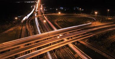 sur l'autoroute de la ville la nuit - vue à vol d'oiseau - drone - vue de dessus photo