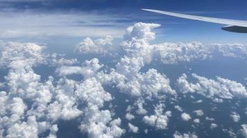 le fond natal du ciel avec des nuages. vue de dessus photo