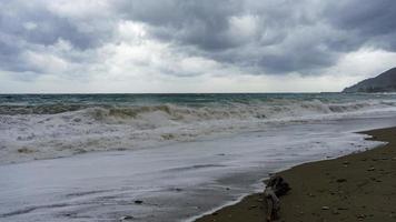 paysage marin avec un ciel couvert et des vagues orageuses photo