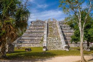 ruines de la pyramide el osario, chichen itza, yucatan, mexique, civilisation maya photo