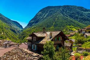 chalet dans le village des alpes suisses, stalden, staldenried, visp, valaisan photo