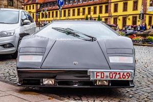 allemagne, fulda - juillet 2019 lamborghini countach noire est une voiture de sport à moteur central arrière et à propulsion arrière produite par le constructeur automobile italien lamborghini de 1974 à 1990. c'est l'un des t photo