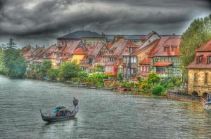 rivière regnitz hdr avec de belles maisons et un bateau à bamberg, bayern bavaria, allemagne photo